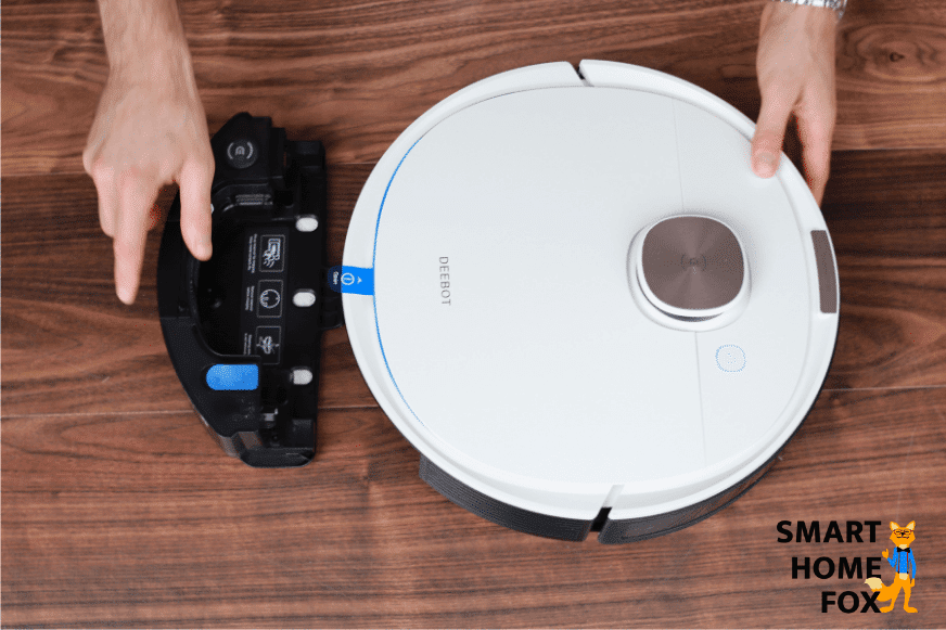 резервуар для воды Deebot OZMO T8 прикреплен к моющему роботу-пылесосу.